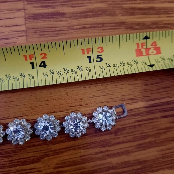 CRYSTAL Floral Necklace - Picture 4 of 4